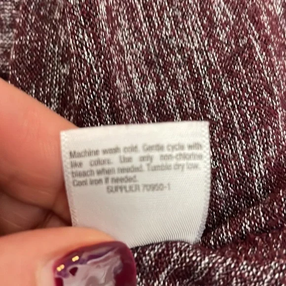 a.n.a. Wine Red & Silver Lightweight Knit Short Cuffed Sleeve Scoop Neck Top M - Picture 11 of 11